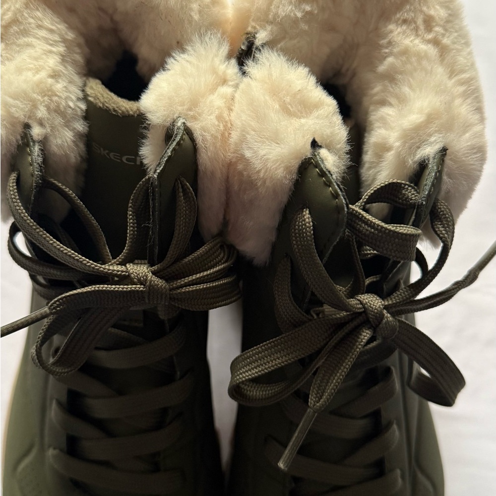 Skechers Women's Green Winter Boots‎ with Plush Lining